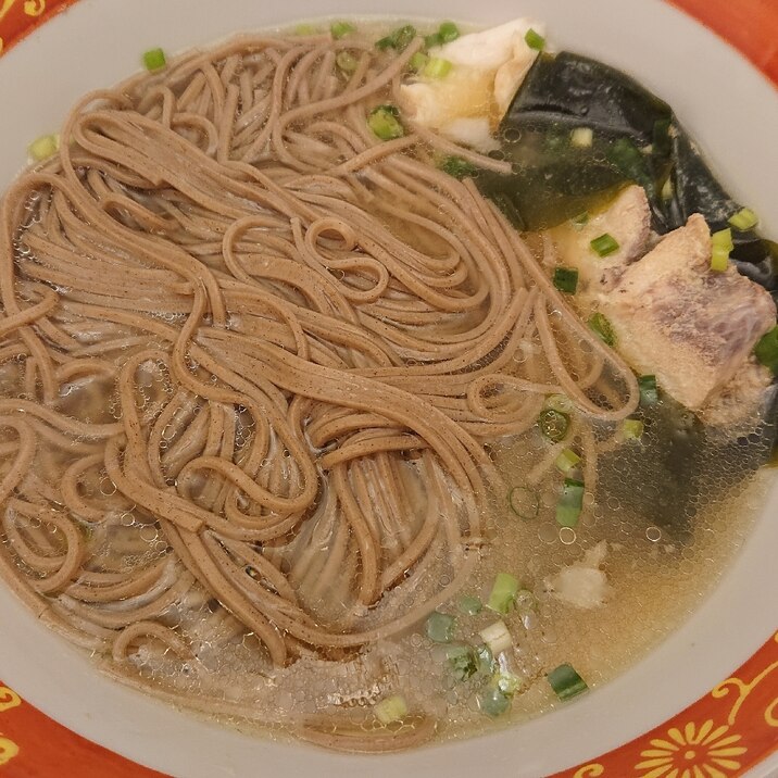 魚の旨味が効いた あら汁蕎麦